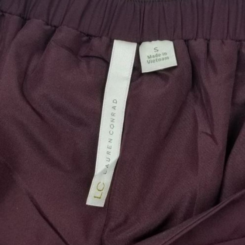 Maroon scalloped hem shorts - Picture 3 of 3